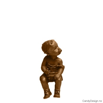 Kantsittende barn i bronse - Liten gutt