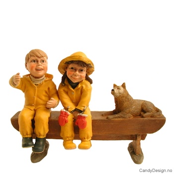 Barnehagebarn på langbenk - Genert pike, gutt med amulett og hund