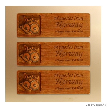 Woodstyle magnet plater med tekst  Tre vikinger bakom skjold - tett magnet  Memories from Norway, Vikings anno 800 - 1000